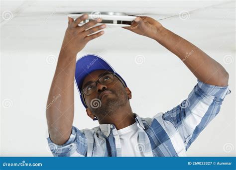 男性修陰毛 圓形天花板
